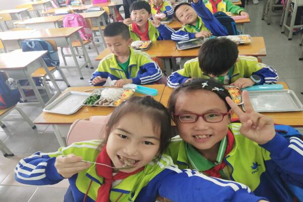 學(xué)生在教室就餐