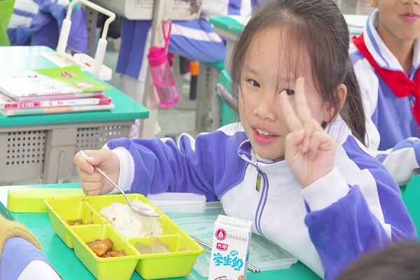 番禺區蓮花山小學學生就餐圖片