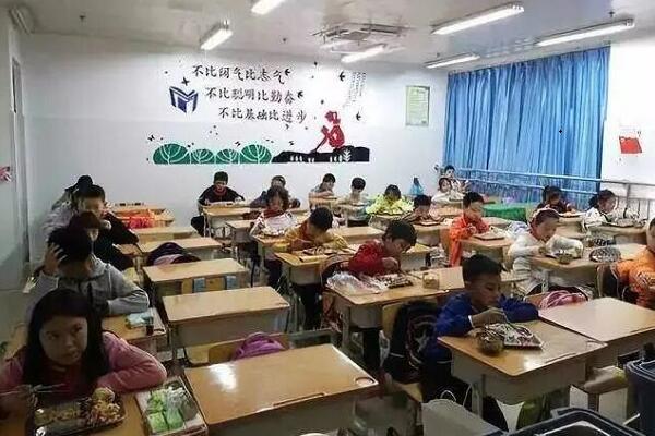 紅郡小學學生就餐現(xiàn)場