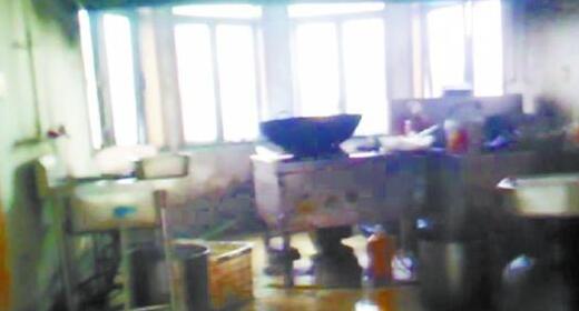 “黑配餐公司”廁所內(nèi)刷碗 日產(chǎn)600盒飯年賺十萬